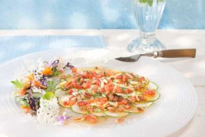Zucchini-Carpaccio in Tomatenvinaigrette mit gebackenem Parmesan